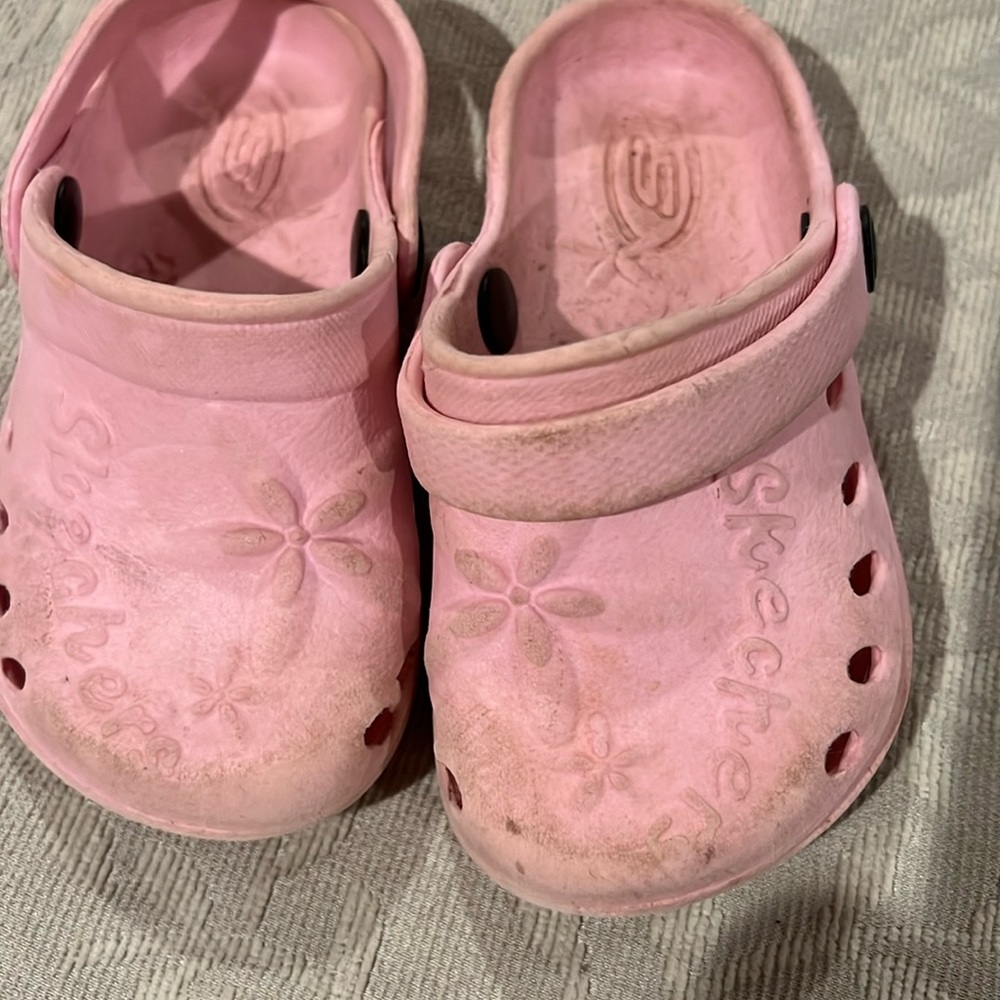 Pair of pink Skechers size 7 girls with starfish